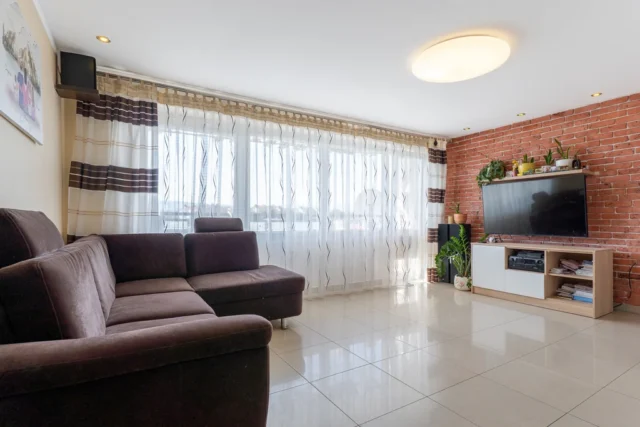 3-4 pokoje, 72 m², garaż, oddzielna kuchnia, 4 pięt. – zdjęcie 1